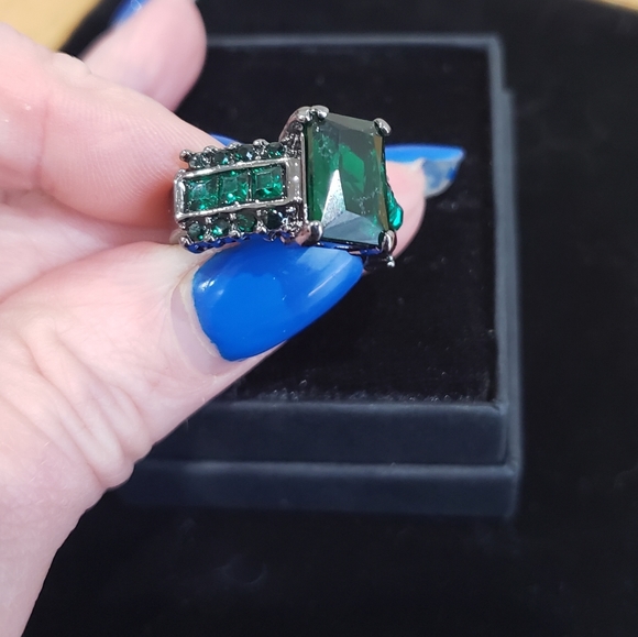 Betsey Johnson Green Crystal Fashion Ring - Picture 5 of 7